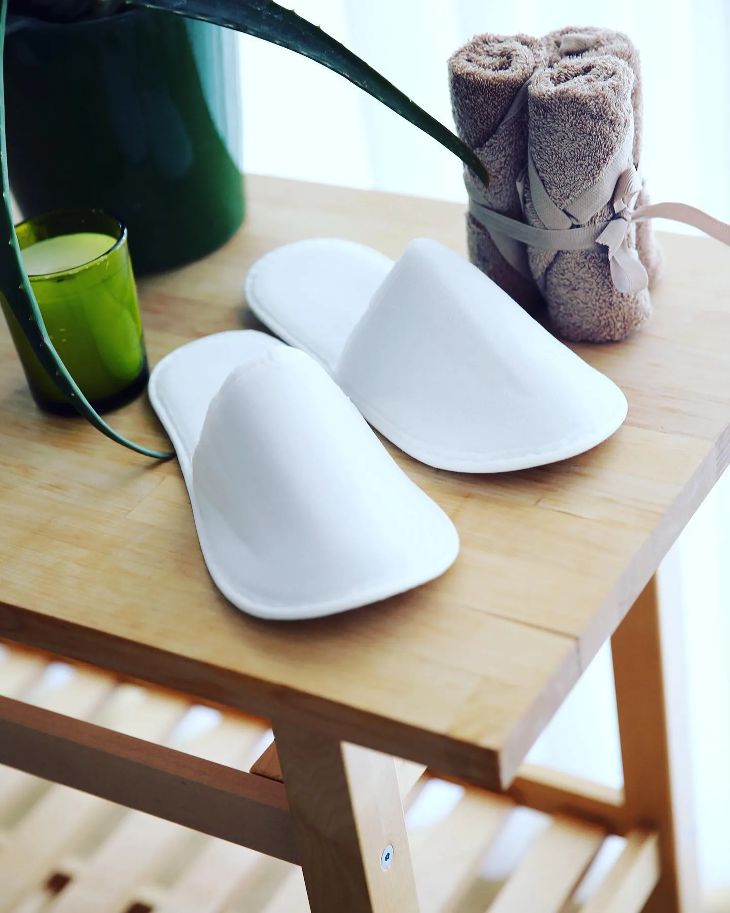 Chochili 420 Pairs Fabric Packed Non-Woven Disposable Hotel Slippers for Airbnb Spa Wedding Guests Adult Men Women Size 10-11, White