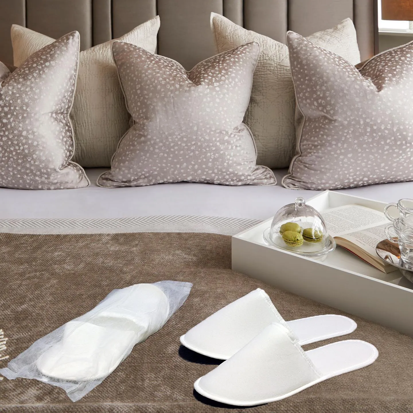 Chochili 420 Pairs Fabric Packed Non-Woven Disposable Hotel Slippers for Airbnb Spa Wedding Guests Adult Men Women Size 10-11, White