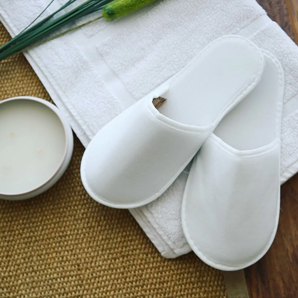 Chochili 420 Pairs Fabric Packed Non-Woven Disposable Hotel Slippers for Airbnb Spa Wedding Guests Adult Men Women Size 10-11, White